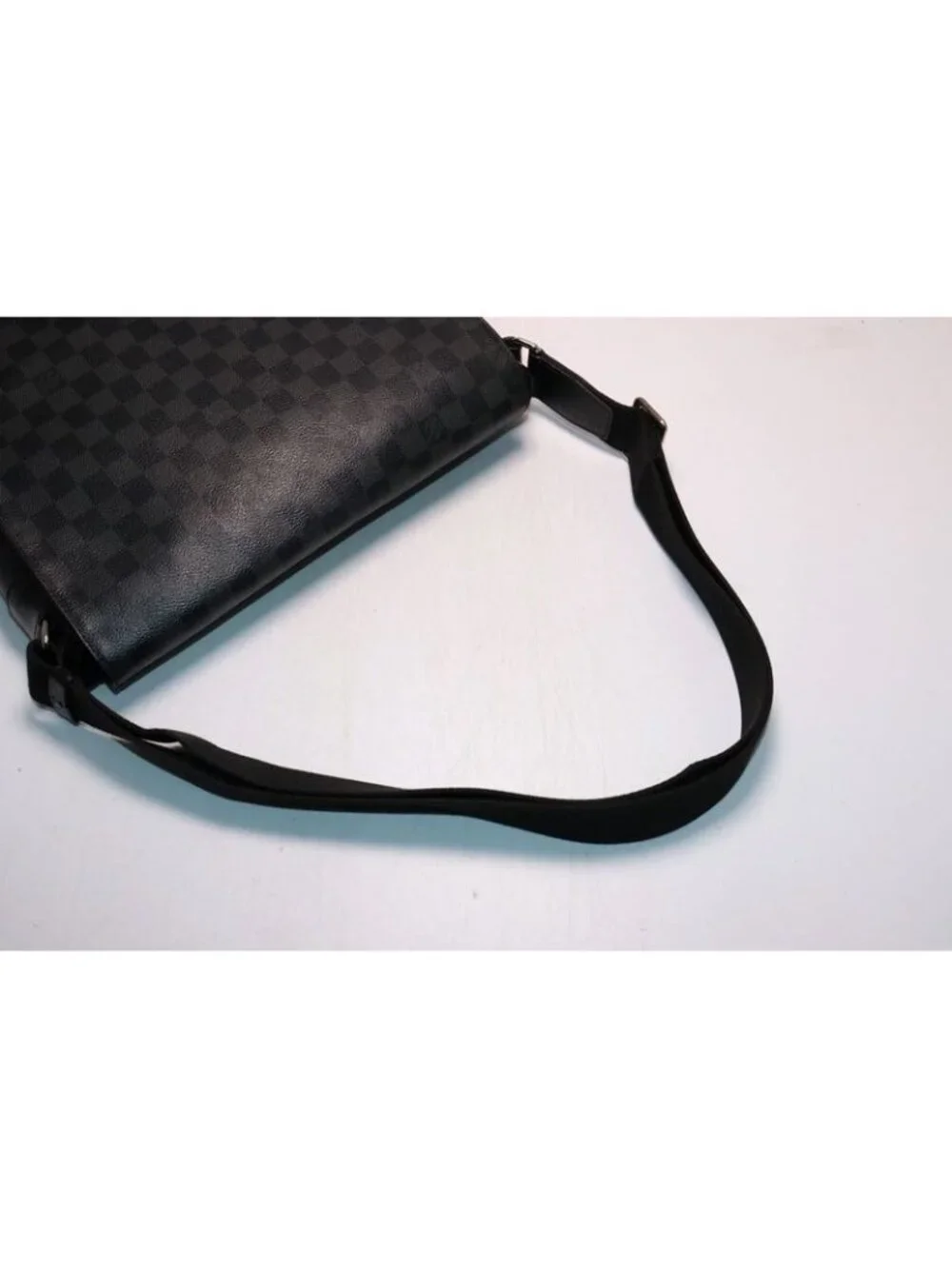 Louis Vuitton Damier Graphite District MM NM Leather Shoulder Bag - Picture 6 of 8
